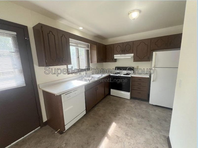 3B/1.5B unit in a 2-story apartment with a private basement and private rear patio. property image